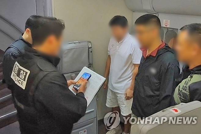 경찰청, '마약왕' 박왕열 마약 공급책 국내 송환 (서울=연합뉴스) 경찰청은 1일 '마약왕'으로 불리는 박왕열에게 필로폰 등 마약류를 공급한 혐의를 받는 최모씨(오른쪽 세 번째)를 태국에서 강제 송환했다고 밝혔다. 사진은 경찰이 최씨에게 기내에서 체포영장을 집행하는 모습. 2026.5.1 [경찰청 제공. 재판매 및 DB 금지] photo@yna.co.kr