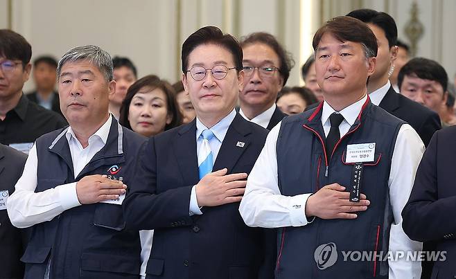 청와대에서 열린 노동절 기념식 (서울=연합뉴스) 김도훈 기자 = 이재명 대통령이 1일 청와대 영빈관에서 열린 노동절 기념식에서 양대 노총 위원장을 비롯한 참석자들과 국민의례를 하고 있다.
    청와대가 노동절 기념식을 개최한 것은 사상 처음이며, 양대 노총이 노동절 행사를 함께하는 것도 이번이 처음이다. 
    왼쪽부터 김동명 한국노총 위원장, 이 대통령, 양경수 민주노총 위원장. 2026.5.1 superdoo82@yna.co.kr