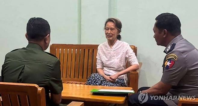5년 만에 공개된 아웅산 수치 미얀마 국가고문의 모습 미얀마 정부가 지난달 30일(현지시간) 공개한 아웅산 수치 국가고문의 사진. 2021년 2월 군사 쿠데타로 붙잡힌 뒤 5년여 동안 수감 생활을 해온 그의 모습이 공개된 것은 2021년 5월 법정에서 재판을 받는 사진 이후 거의 5년 만이다.
[AFP 연합뉴스 자료사진. 재판매 및 DB 금지]