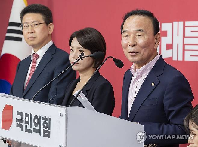 취재진 질문에 답하는 국민의힘 박덕흠 공천관리위원장 (서울=연합뉴스) 황광모 기자 = 국민의힘 중앙당 공천관리위원회 박덕흠 위원장이 1일 서울 여의도 국민의힘 중앙당사에서 취재진 질문에 답하고 있다. 2026.5.1 hkmpooh@yna.co.kr