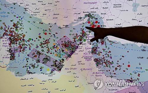 지난달 27일 프랑스 해상 정보·협력·감시 센터의 화면 속 호르무즈 해협 선박들. [AFP 연합뉴스 자료사진. 재판매 및 DB 금지]