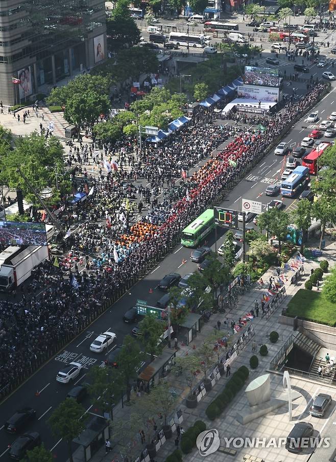2026 세계노동절대회 (서울=연합뉴스) 김인철 기자 = 1일 서울 종로구 동화면세점 앞에서 2026 세계노동절대회가 열리고 있다. 2026.5.1 yatoya@yna.co.kr