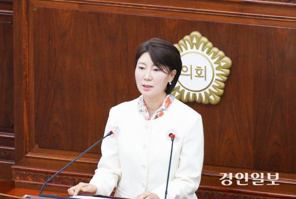 우윤화 과천시의원이 국민의힘 중앙당과 경기도당을 상대로 제기한 ‘경기도의회 광역비례대표 후보자 선정절차 중지 가처분신청’ 심리결과가 이르면 4일께 나올 것으로 전망되고 있다. 사진은 지난 3월 과천시의회 임시회에서 제안설명 중인 우 의원. 2026.3.31  과천/박상일기자 metro@kyeongin.com