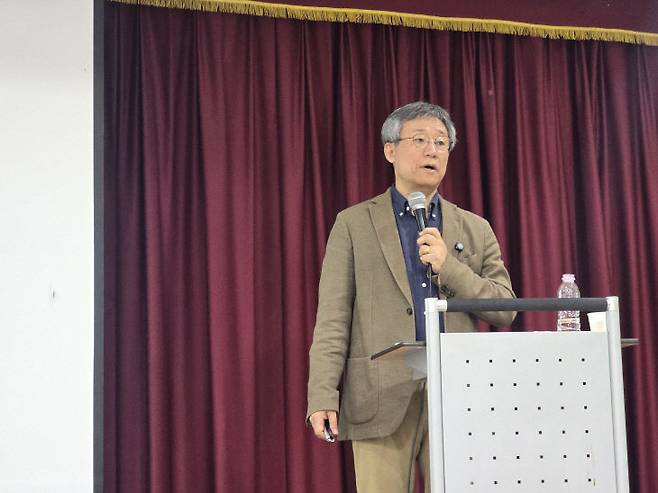 다산은 중요한 국면마다 도표를 활용해 전체를 장악하곤 했다고 설명하는 정민 교수.                              사진=한성일 기자