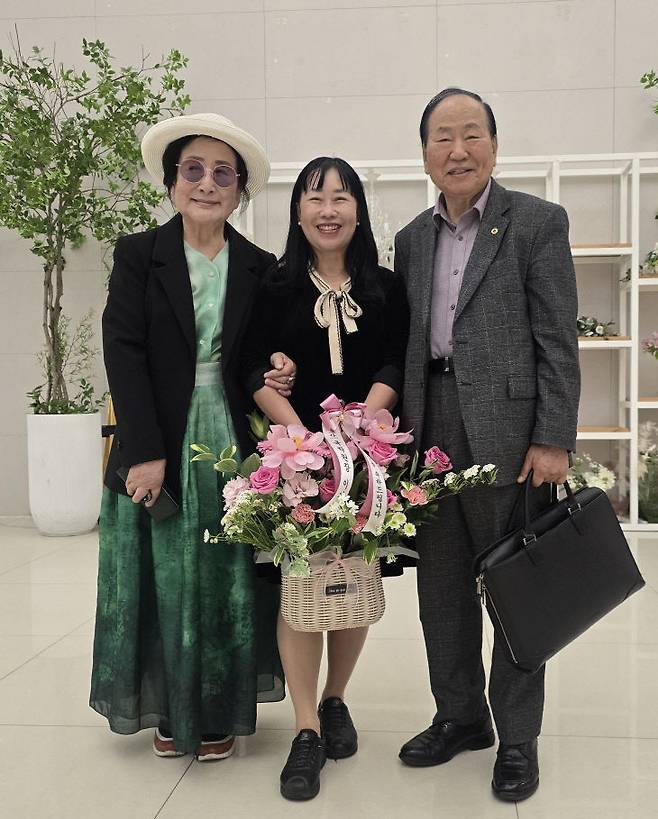 사진 왼쪽부터 필자의 호수돈여고 선배인 이수경 여사와 필자와 박상도 회장.       사진=박상도 회장 제공