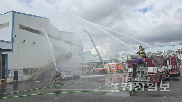 울산 북부소방서가 지난달 30일 북구 효문동에 위치한 현대자동차 시트3공장에서 직원 200여 명과 함께 민관합동 소방훈련을 실시했다. 울산시청 제공.