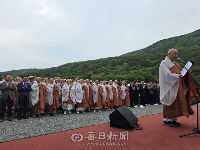2일 경주 남산 열암곡 마애부처님 바로모시기 기원법회를 봉행하고 있다.독자 제공
