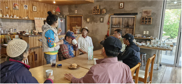 이정규 책임멘토가 진행한 부산 벤치마킹에 북문동, 청리면, 외남면 마을연구원이 참여하여 감천문화마을, 대변항 등을 방문했다. 기장군 대룡마을에서 경관과 공간조성에 토론하는 마을연구원들.