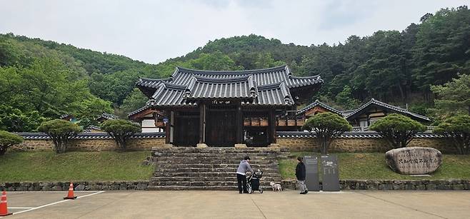 30일 한 가족이 애완견과 함께 김면장군 유적지를 찾고 있다. <석현철 기자>