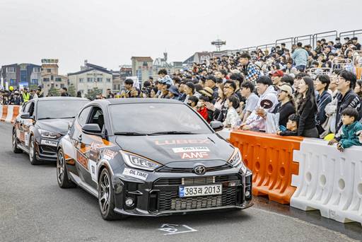2일 충남 보령 머드엑스포광장에서 막을 올린 '2026 보령·AMC 국제 모터 페스티벌'의 짐카나 대회 참가 선수와 차량이 등장하자 관람객들이 환호하고 있다/한국자동차기자협회