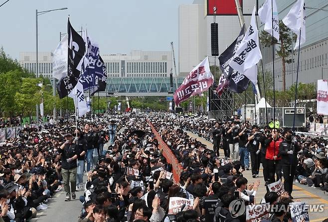 ▲지난달 23일 경기 평택시 삼성전자 평택캠퍼스 앞에서 삼성전자 노조원들이 투쟁 결의대회를 열고 있다.