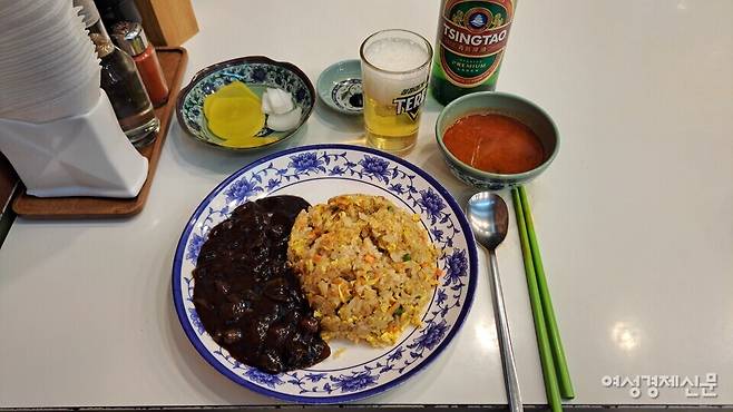 볶음밥에는 맥주가 어울린다. /이상무 기자