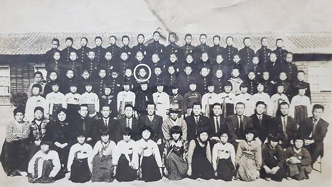 1960년 3월 월산초등학교 졸업식. 사진의 원 속에 있는 소년이 나.