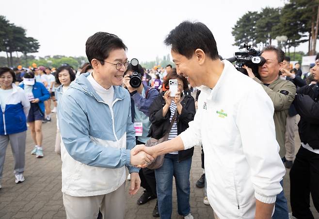 2일 오전 서울 마포구 월드컵공원 평화광장 일대에서 열린 여성마라톤 대회에서 정원오 더불어민주당 서울시장 후보와 오세훈 국민의힘 서울시장 후보가 인사를 나누고 있다. 사진=뉴스1(정원오 후보 캠프 제공)