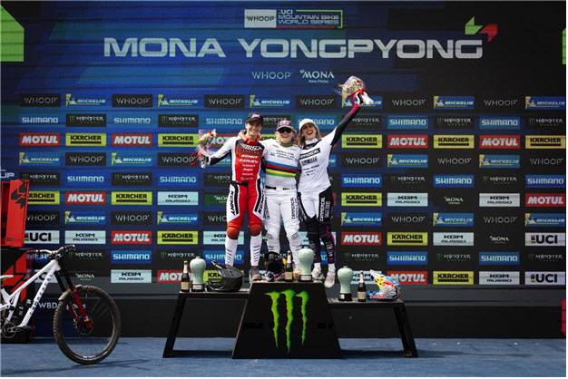 2026 평창 모나용평 UCI 다운힐(DHI) 월드컵 여자부 포디움에 오른 선수들. 왼쪽부터 2위 글로리아 스카르시(이탈리아), 1위 발렌티나 횔(오스트리아), 3위 마리암 니콜(프랑스). 사진=스포츠플러스