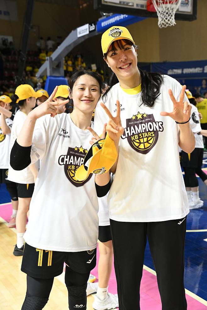 여자농구 KB스타즈 강이슬(왼쪽)과 박지수.(WKBL 제공)