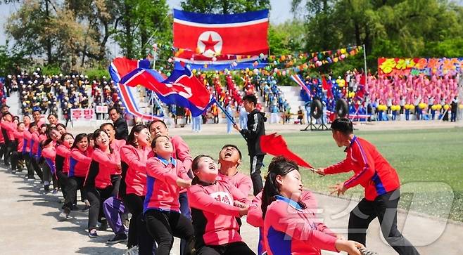 (평양 노동신문=뉴스1) = 북한 노동당 기관지 노동신문은 2일 "당 제9차 대회 결정을 높이 받들고 위대한 우리 국가의 융성 번영을 힘차게 앞당겨나가는 온 나라 전체 인민이 5.1절을 뜻깊게 맞이하였다＂고 보도했다. [국내에서만 사용가능. 재배포 금지. DB 금지. For Use Only in the Republic of Korea. Redistribution Prohibited] rodongphoto@news1.kr