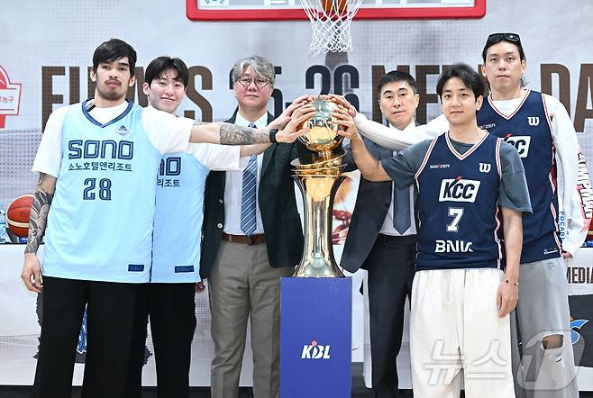 1일 서울시 강남구 도산대로 KBL센터에서 열린 2025-2026 LG전자 프로농구 챔피언결정전 미디어데이에서 고양 소노 케빈 켐바오(왼쪽부터)와 이정현, 손창환 감독, 부산 KCC 이상민 감독, 허훈, 최준용이 우승 트로피에 손을 올려 포즈를 취하고 있다. (KBL 제공. 재판매 및 DB 금지) 2026.5.1 ⓒ 뉴스1
