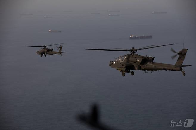 미군 중부사령부(CENTCOM)가 엑스(X) 계정을 통해 공개한 사진으로 AH-64 아파치 헬기가 지난 17일(현지시간) 호르무즈 해협 상공을 비행하고 있다. (재판매 및 DB금지)  ⓒ AFP=뉴스1