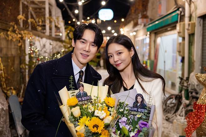 배우 유연석(왼쪽), 이솜/ 사진제공=SBS '신이랑 법률사무소'