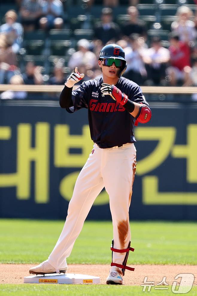 1일 오후 서울 송파구 잠실야구장에서 열린 프로야구 '2024 신한 SOL뱅크 KBO리그' 두산 베어스와 롯데 자이언츠의 경기에서 롯데의 1회초 첫 타자 윤동희가 2루타를 친 뒤 세리머니하고 있다. 2024.9.1 ⓒ 뉴스1 구윤성 기자