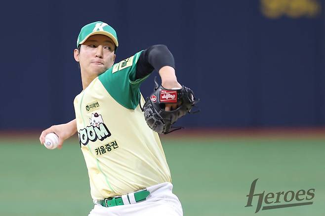 키움 안우진이 12일 오후 서울 구로구 고척 스카이돔에서 열린 2026 신한 SOL KBO리그 롯데 자이언츠와 홈 경기에 선발로 등판해 역투를 펼치고 있다. (키움 히어로즈 제공, 재판매 및 DB 금지) 2026.4.12 ⓒ 뉴스1 김진환 기자
