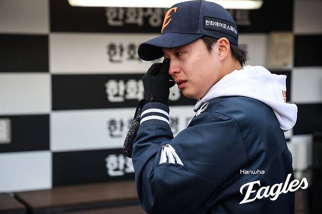 한화 왕옌청이 29일 대전 한화생명 볼파크에서 열린 2026 KBO리그 키움전에서 승리투수가 된 후 가족을 보고 뜨거운 눈물을 흘리고 있다. 사진 | 한화 이글스