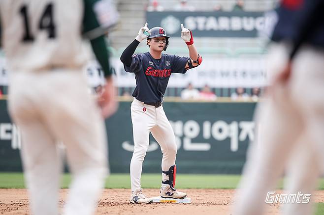 롯데 윤동희가 2일 인천SSG랜더스필드에서 열린 2026 KBO리그 정규시즌 SSG와 경기에서 2루타를 때린 후 세리머니 하고 있다. 사진 | 롯데 자이언츠