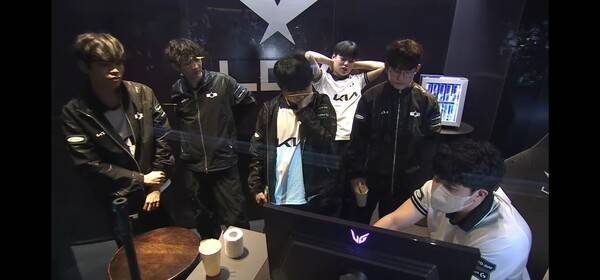 2일 서울 종로구 치지직 롤파크에서 열린 '2026 리그 오브 레전드 챔피언스 코리아(LCK)' 정규 시즌 1라운드 경기 2세트에서 디플러스 기아가 젠지를 꺾고 승부를 1대1 원점으로 돌렸다. (GEN & DK =1:1). /사진=네이버 치지직 라이브영상 캡처