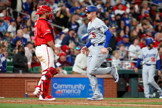 Los Angeles Dodgers' Freddie Freeman scores a run on a sacrifice fly by Kyle Tucker during the sixth inning of a baseball game against the St. Louis Cardinals Friday, May 1, 2026, in St. Louis. (AP Photo/Scott Kane)

<저작권자(c) 연합뉴스, 무단 전재-재배포, AI 학습 및 활용 금지>
