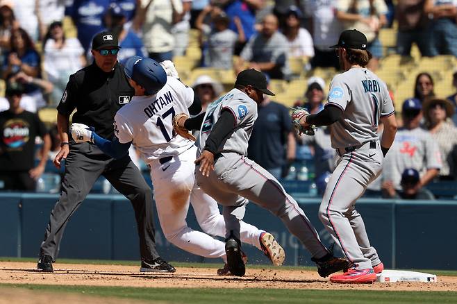 Apr 29, 2026; Los Angeles, California, USA; Miami Marlins second baseman Xavier Edwards (9) tagged Los Angeles Dodgers designated hitter Shohei Ohtani (17) out and steps on the first base to complete a game-ending double play in the ninth inning at Dodger Stadium. Mandatory Credit: Kiyoshi Mio-Imagn Images

<저작권자(c) 연합뉴스, 무단 전재-재배포, AI 학습 및 활용 금지>