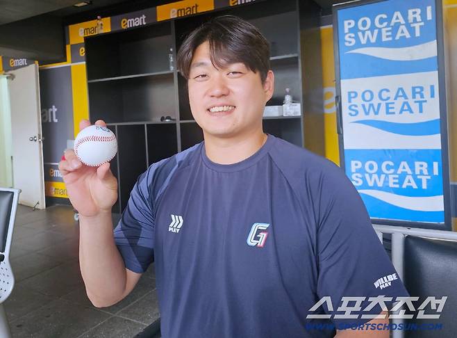 시즌 첫 승 기념공을 들고 포즈를 취한 나균안. 인천=이종서 기자