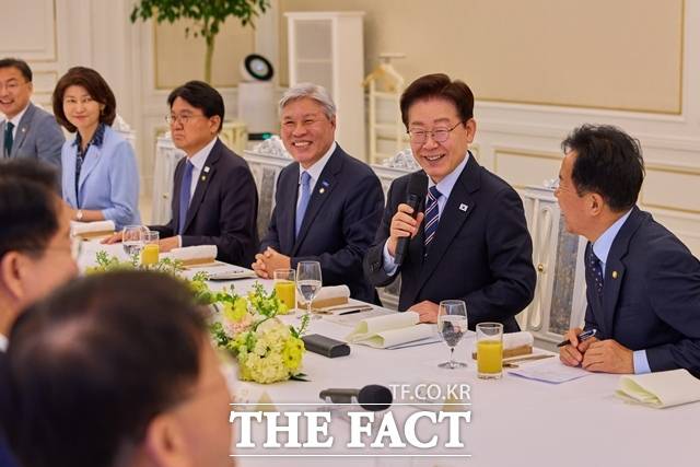 이재명 대통령이 지난달 29일 청와대에서 가진 비교섭단체 및 무소속 국회의원 초청 오찬간담회에서 발언하고 있다. /청와대