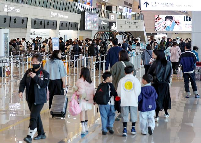 노동절 황금연휴를 앞둔 4월 30일 서울 강서구 김포공항 국내선 터미널이 여행객들로 북적이고 있다. 연차를 미리 내 휴가를 계획할 수 있는 공무원이나 대기업 직원 등을 제외한 직업군엔 '그림의 떡'인 풍경이다. /뉴시스
