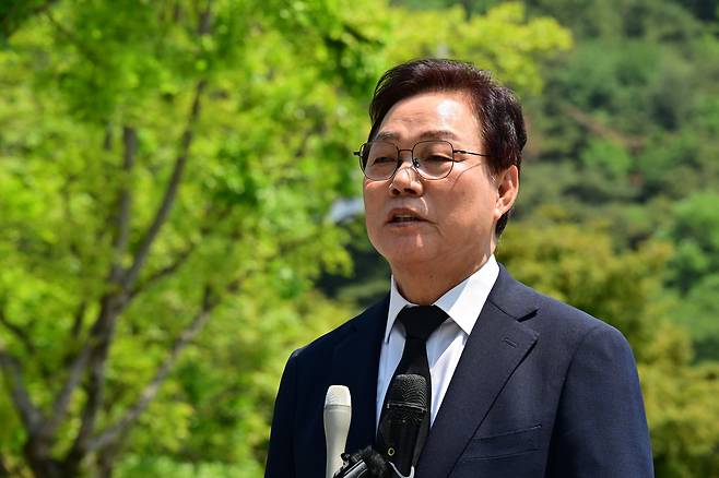 국민의힘 박완수 경남지사 후보가 지난달 27일 경남 김해시 진영읍 봉하마을을 찾아 고 노무현 전 대통령 묘역을 참배한 후 취재진 질문에 답변하고 있다./뉴시스
