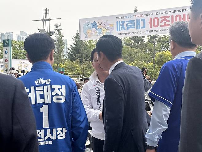 2일 대전월드컵경기장에서 열린 '아이조아 대축제' 행사장에서 정청래 민주당 대표와 허태정 대전시장 후보가 이장우 대전시장 후보와 인사를 하고 있다. 최다인 기자