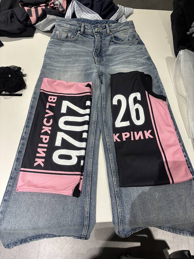 킨도프가 블랙핑크 멤버 리사의 무대 의상으로 만들고 상품화한 의상들. 위쪽 사진은 반바지 반팔 스타일의 상하의를 리사가 입은 모습이고, 아래쪽 사진은 상품화된 청바지. 킨도프 제공