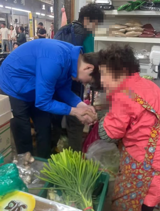 하정우 전 청와대 AI미래기획수석이 구포시장 상인과 인사를 나누고 있다. 하 전 수석 인스타그램 갈무리