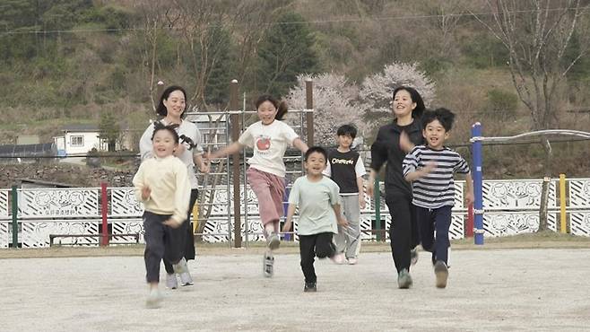 '인간극장' 피 한 방울 섞이지 않은 남남이지만, 일 년째 한 집에서 부대끼며 살고 있는 조립식 가족의 일상이 소개된다. KBS 제공