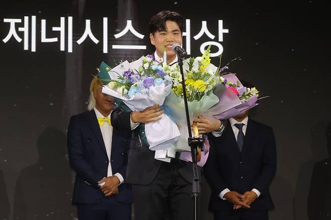 <yonhap photo-4378="">장유빈이 2024년 12월 15일 서울 강남구 그랜드 인터컨티넨탈 서울 파르나스에서 열린 2024 KPGA 제네시스 대상 시상식에서 대상을 받은 뒤 수상 소감을 말하고 있다. <저작권자 ⓒ 1980~2024 ㈜연합뉴스. 무단 전재 재배포 금지, AI 학습 및 활용 금지></yonhap>
