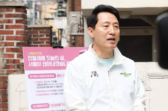 오세훈 국민의힘 서울시장 후보가 2일 서울 관악구 신림동 원룸촌을 찾아 청년 주거 공약을 발표하고 있다. [사진=오세훈 국민의힘 서울시장 후보 선거대책위원회]