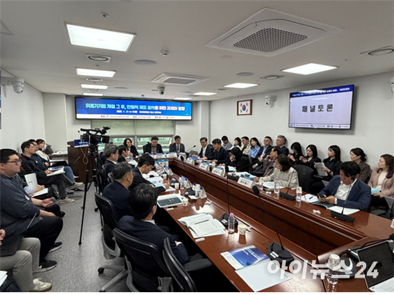 참석자들이 서울특별시 여의도 국회의원회관에서 열린 ‘의료기기법 개정 이후 제도 정착 방향’ 토론회에서 토론을 하고 있다. [사진=정예진 기자]