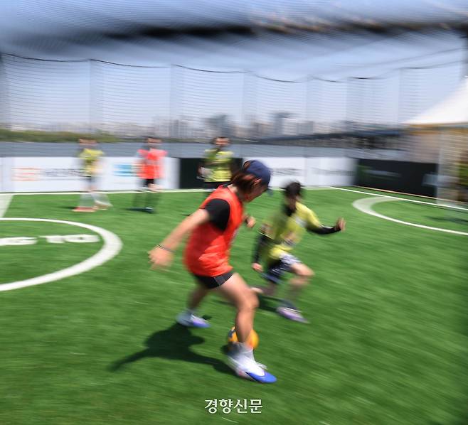 1일 서울 여의도 한강공원 앞 바지선 위에 설치된 풋살장에서 여자 직장인팀 경기가 펼쳐지고 있다. 2026.5.1. 강윤중 기자