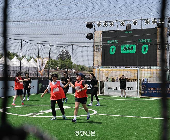 1일 서울 여의도 한강공원 앞 바지선 위에 설치된 풋살장에서 여자 직장인팀 경기가 펼쳐지고 있다. 2026.5.1. 강윤중 기자