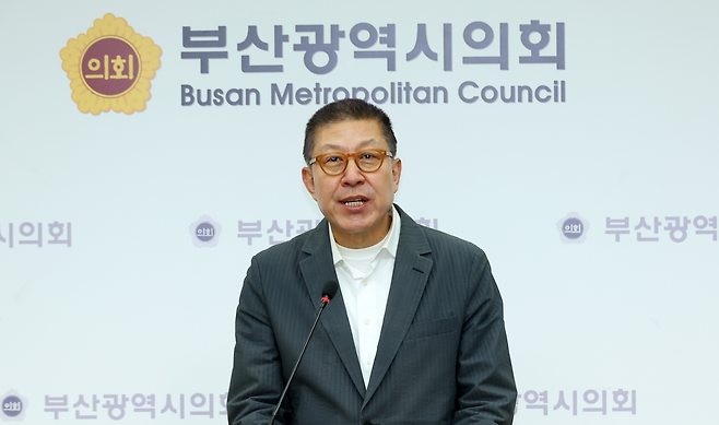 박형준 국민의힘 부산시장 후보가 4월 27일 오후 부산 연제구 부산시의회에서 기자회견을 하고 출마 선언을 하고 있다. 연합