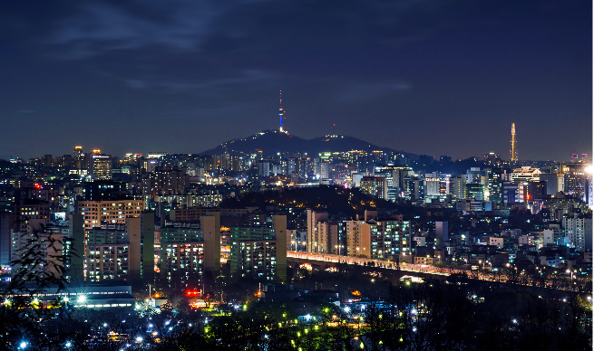 You can enjoy a panoramic night view of Seoul on Namsan. (123rf)