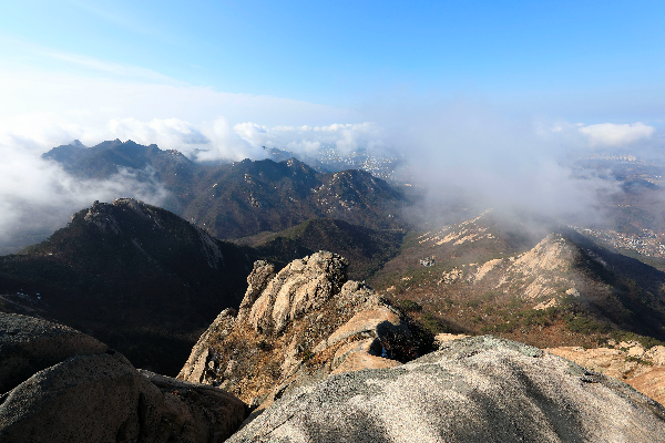 At the top of Bukhansan, you can sometimes enjoy the sight clouds covering the top of the nearby mountains. (Getty Images)