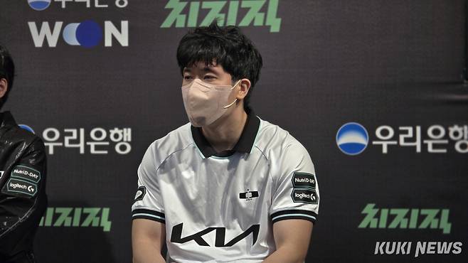 김대호 감독이 2일 오후 5시 서울 종로구 롤파크 LCK 아레나에서 열린 ‘2026 LCK’ 정규시즌 2라운드 젠지와의 경기를 마친 뒤 인터뷰하고 있다. 김영건 기자
