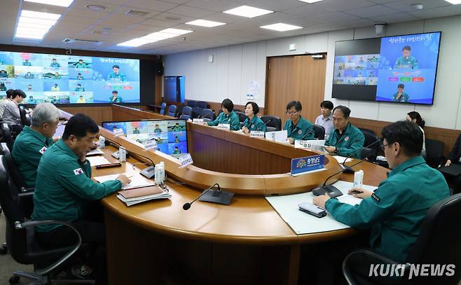 충남도는 지난 30일 도청 영상회의실에서 홍종완 도 행정부지사 주재로, 전담부서 과장과 시군 과장 등 40여 명이 참석한 가운데 하천·계곡 불법점용 전담팀(TF) 3차 회의를 개최했다.&nbsp;