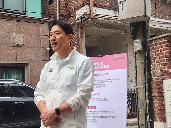 오세훈 국민의힘 서울시장 후보가 2일 서울 관악구 신림동의 주택가에서 청년 주거지원 공약을 발표하고 있다. 연합뉴스